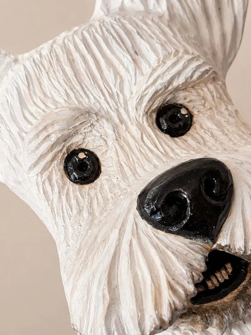 Detail van handgesneden houten hondenkop met artisan afwerking