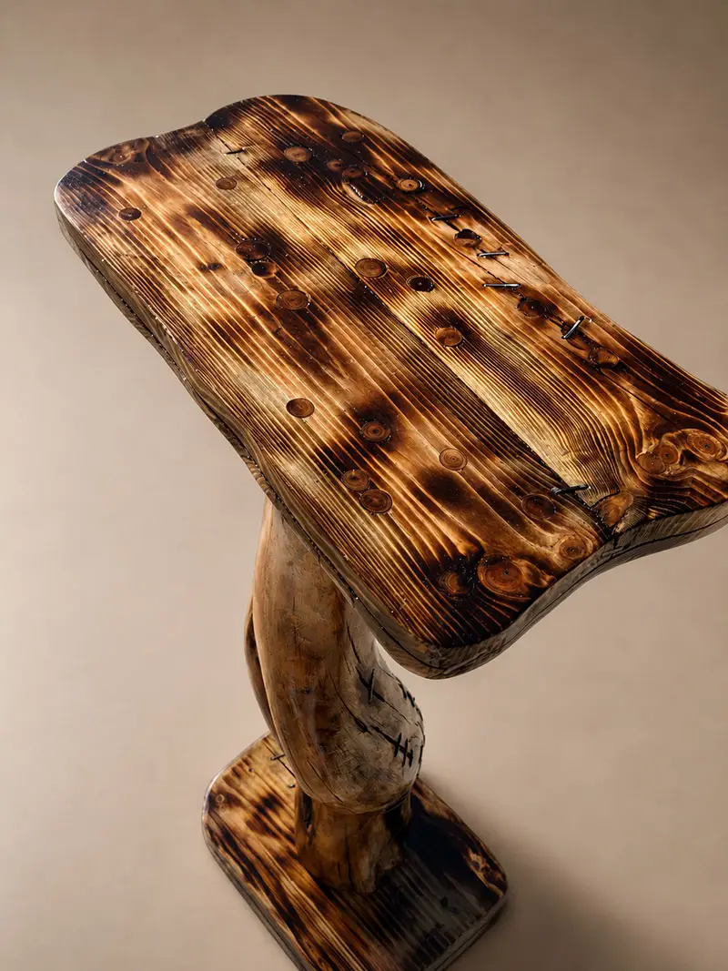 Detail van rustiek houten tafelblad met natuurlijke houtnerf en ambachtelijke afwerking